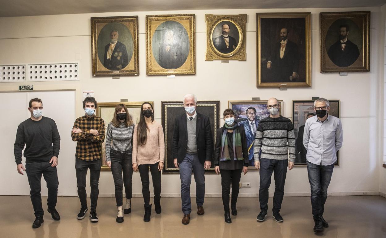 Nicolás Ortigosa (i), Odón Serón, Lucía Moreno, Lidia Arriola, el alcalde Pablo Hermoso de Mendoza, la concejala Carmen Urquía, Carlos A. Núñez y Rafael Lafuente. 