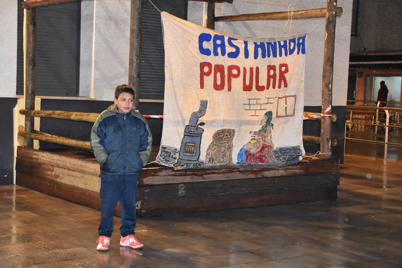 La AMPA de la localidad riojabajeña celebró la tradicional castañada en la plaza González Gallarza
