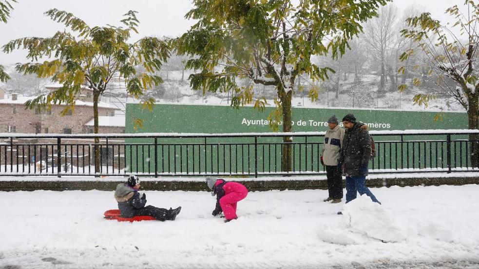 Los vecinos de Torrecilla en Cameros, cubiertos de nieve 