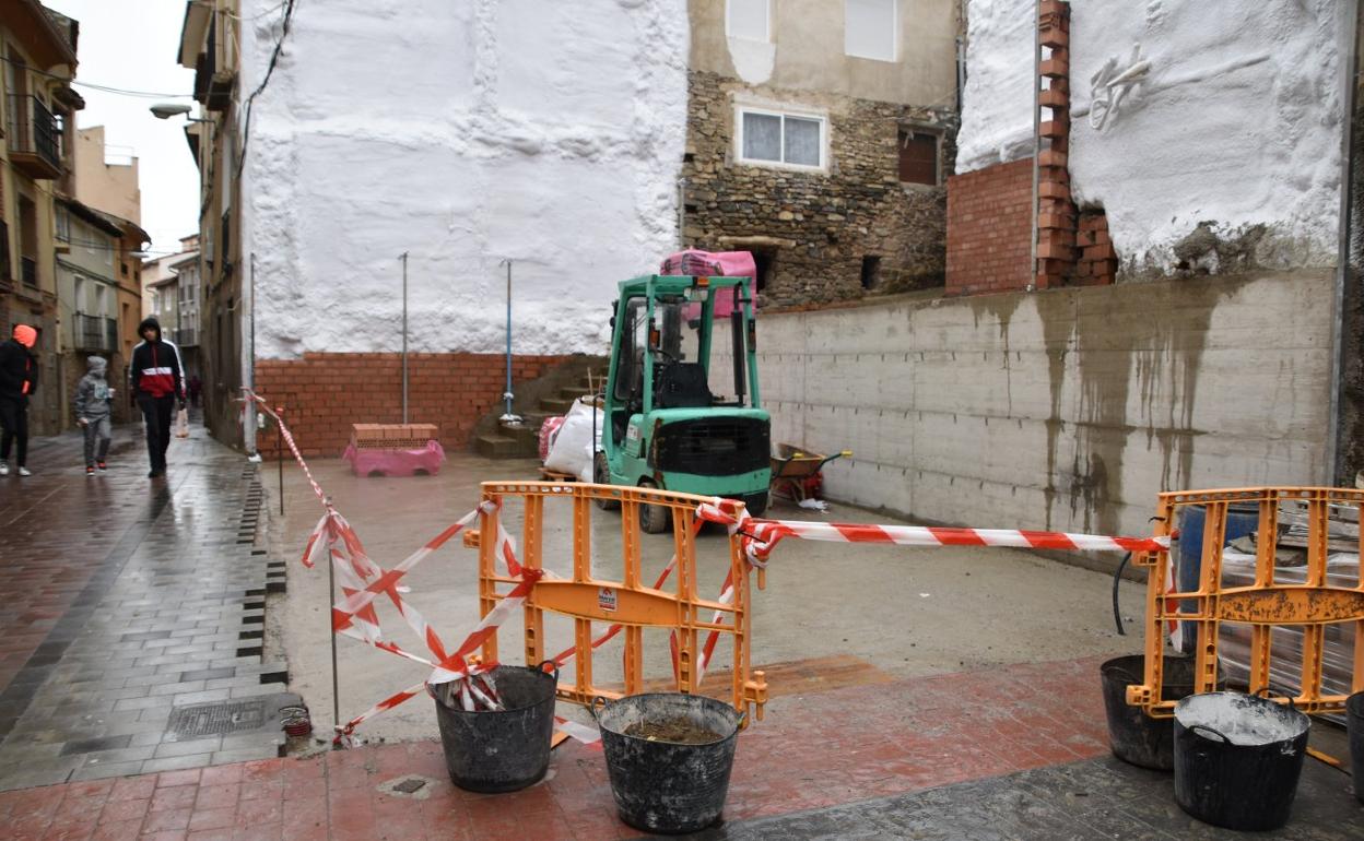 Obras en el solar de la calle Mayor de Igea. 