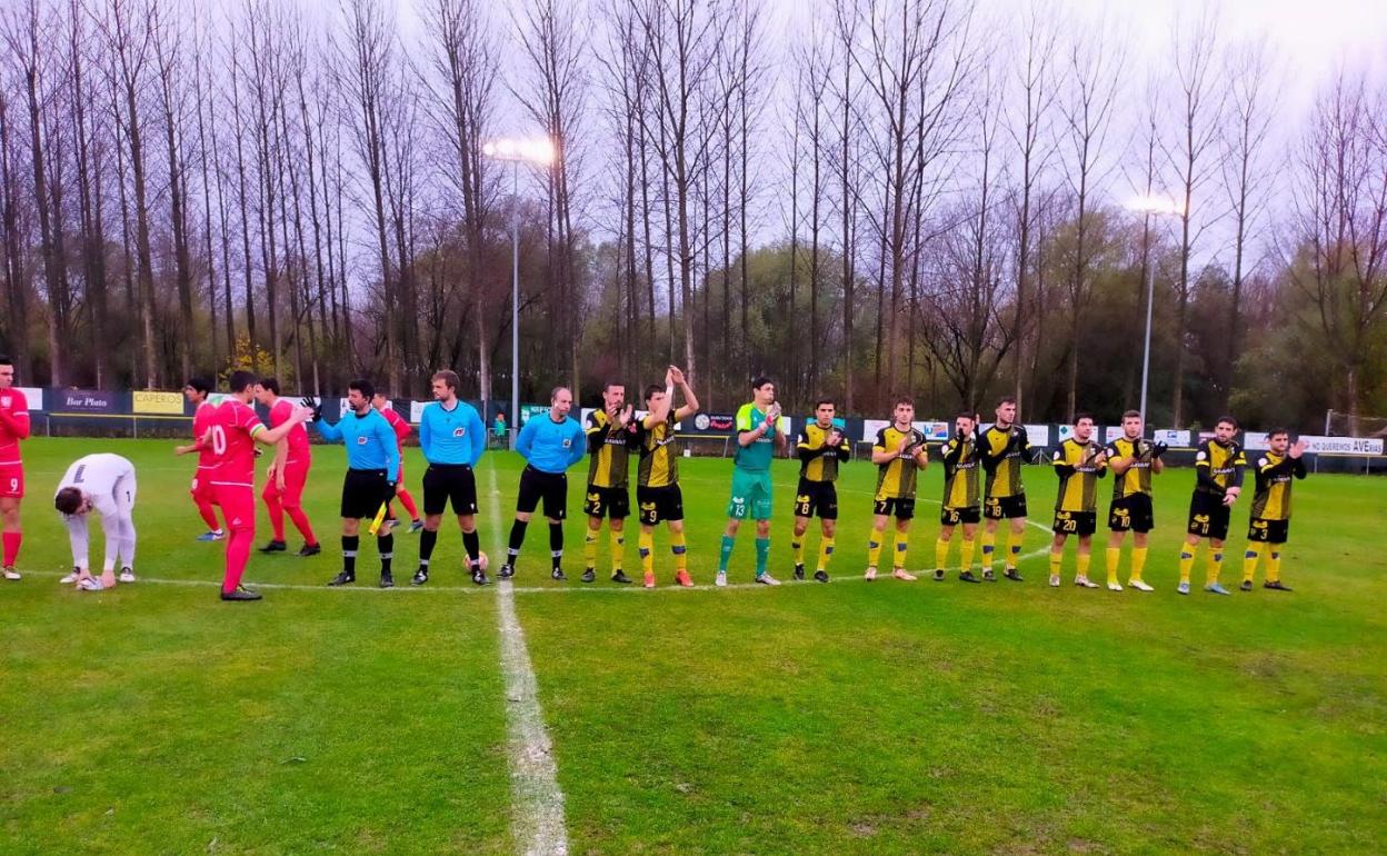 Jugadores de ambos equipos al inicio del encuentro. 