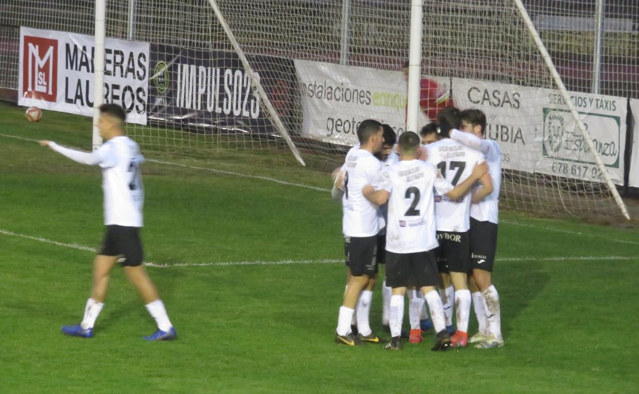 Los blanquillos celebran el primer gol de Diego Lacruz. 