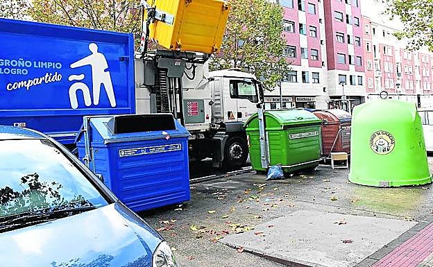 Rampa de hormigón en Poeta Prudencio a la altura de Correos.
