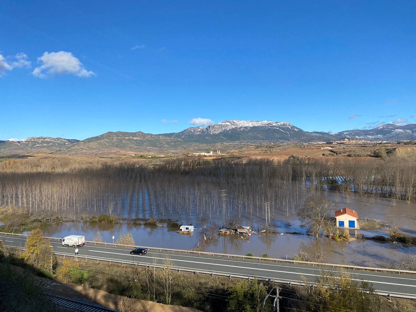 El agua ha obligado a un corte de tráfico en el Barrio de la Estación de la localidad jarrera