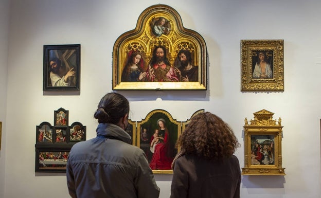 La sala de pintura del siglo XVI, con la colección de Juana de Austria #en la que destaca 'La virgen del Papagayo'. .