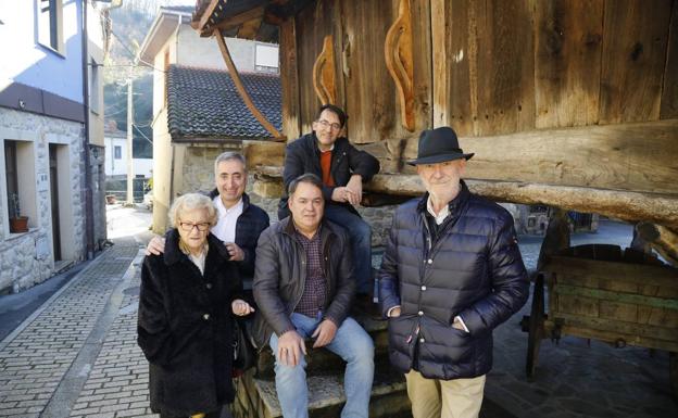 Delante, Queta Gutiérrez, Fulgencio Argüelles (secretario) y Eufrasio Sánchez. Detrás, Luis Alberto Martínez y Ángel M. González. 