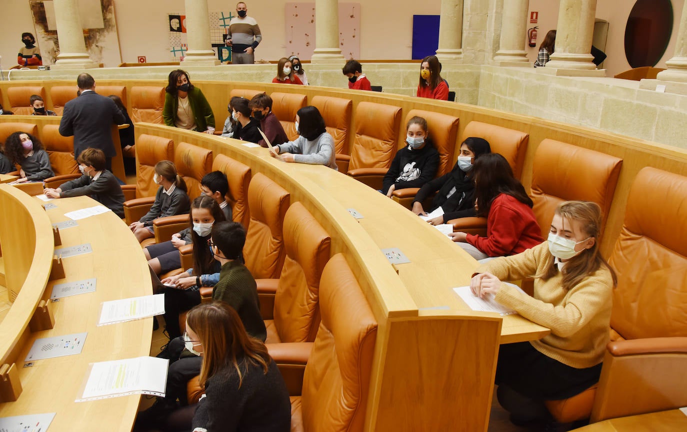 Fotos: Alumnos de 52 colegios riojanos leen en el Parlamento de La Rioja la Constitución Española