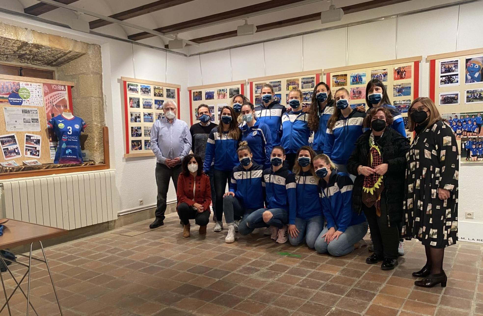 El equipo junto a la presidenta del club, Águeda Crespo, a la derecha, y la alcaldesa, Laura Rivado. 