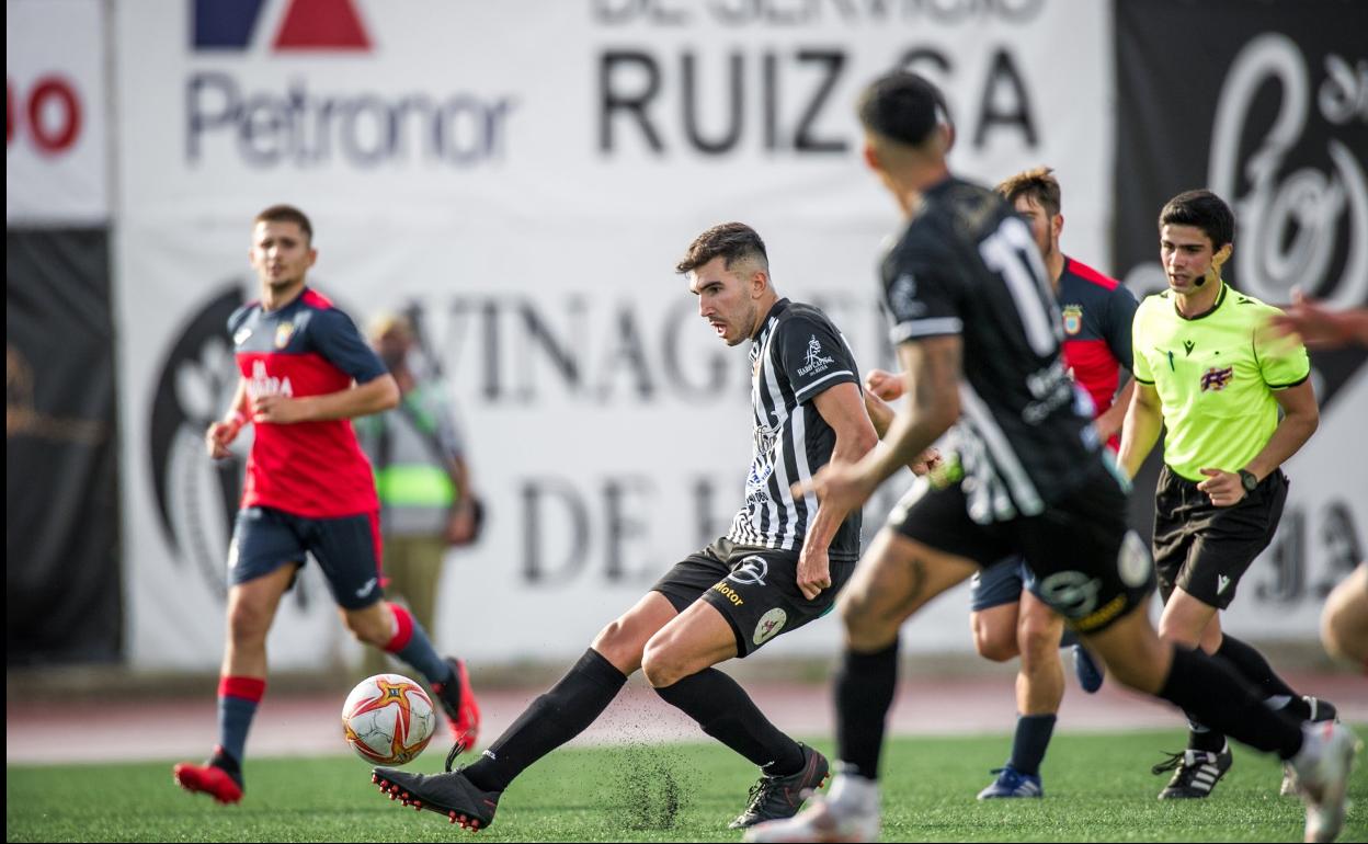 Euken pasa el esférico en el duelo contra el Vianés. 