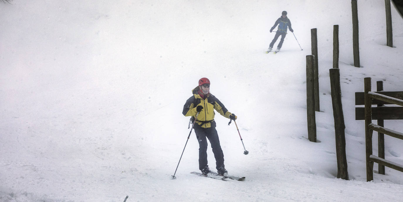 Fotos: Valdezcaray se llena de nieve e inicia este sábado la temporada