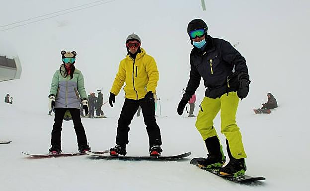 Marina y Diego Hernández junto a Ángel Escudero en Rehoyo. 