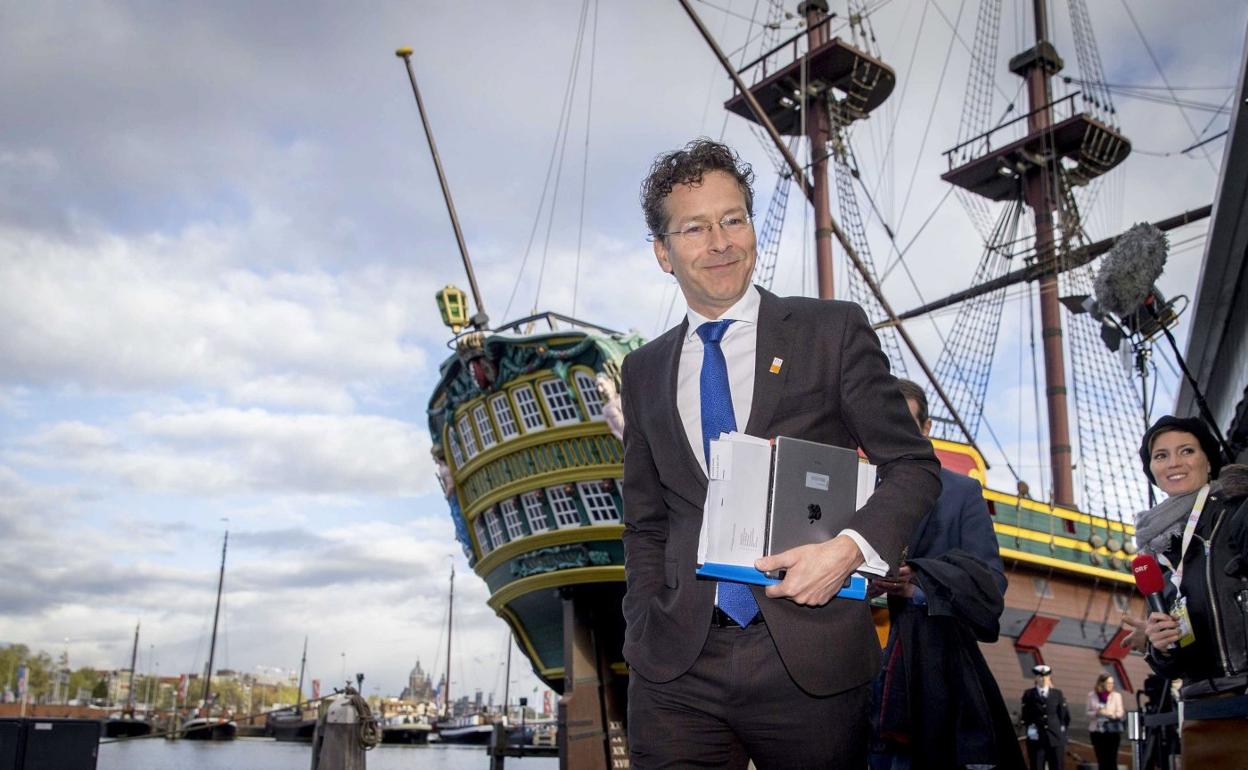 El holandés Djesselbloem, delante de un galeón pirata en Amsterdam. 