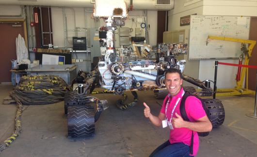 Pla, con un rover de la NASA. 