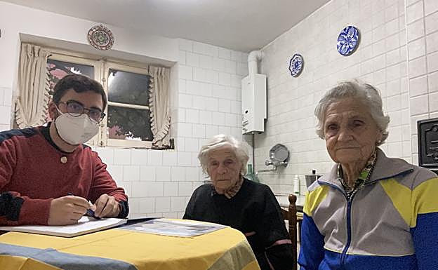 Álvaro González posa junto a las hermanas Victoria y Beatriz Armas, nacidas en Los Molinos de Ortigosa. 