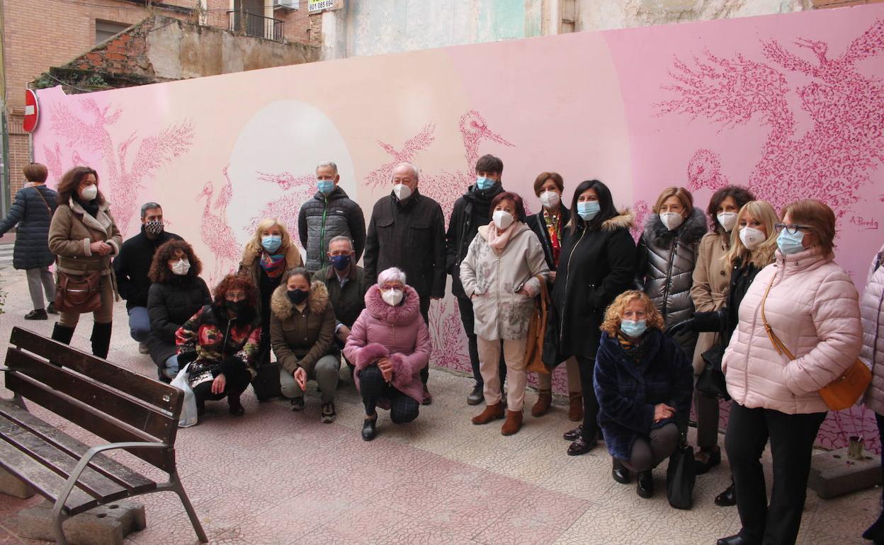 Fotografía de la edición anterior de DecorAlfaro, frente a una obra del artista Adrián Pereda, homenajea a las cigüeñas 