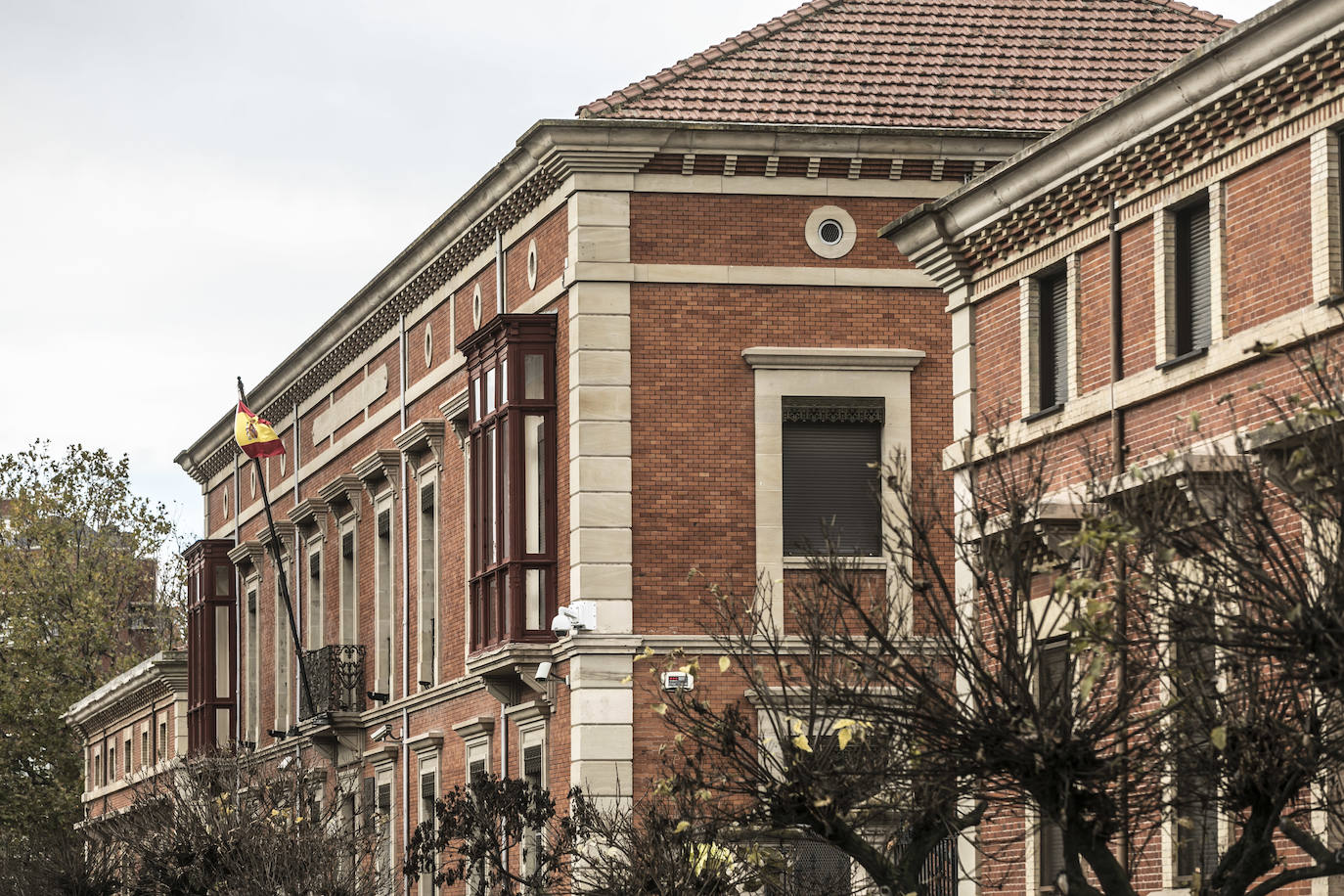 La sede de la Delegación de Defensa en La Rioja se repliega sobre un bloque en el centro de Logroño flanqueado por otros dos sin uso, vestigios del complejo militar que se ubicó en la zona. 