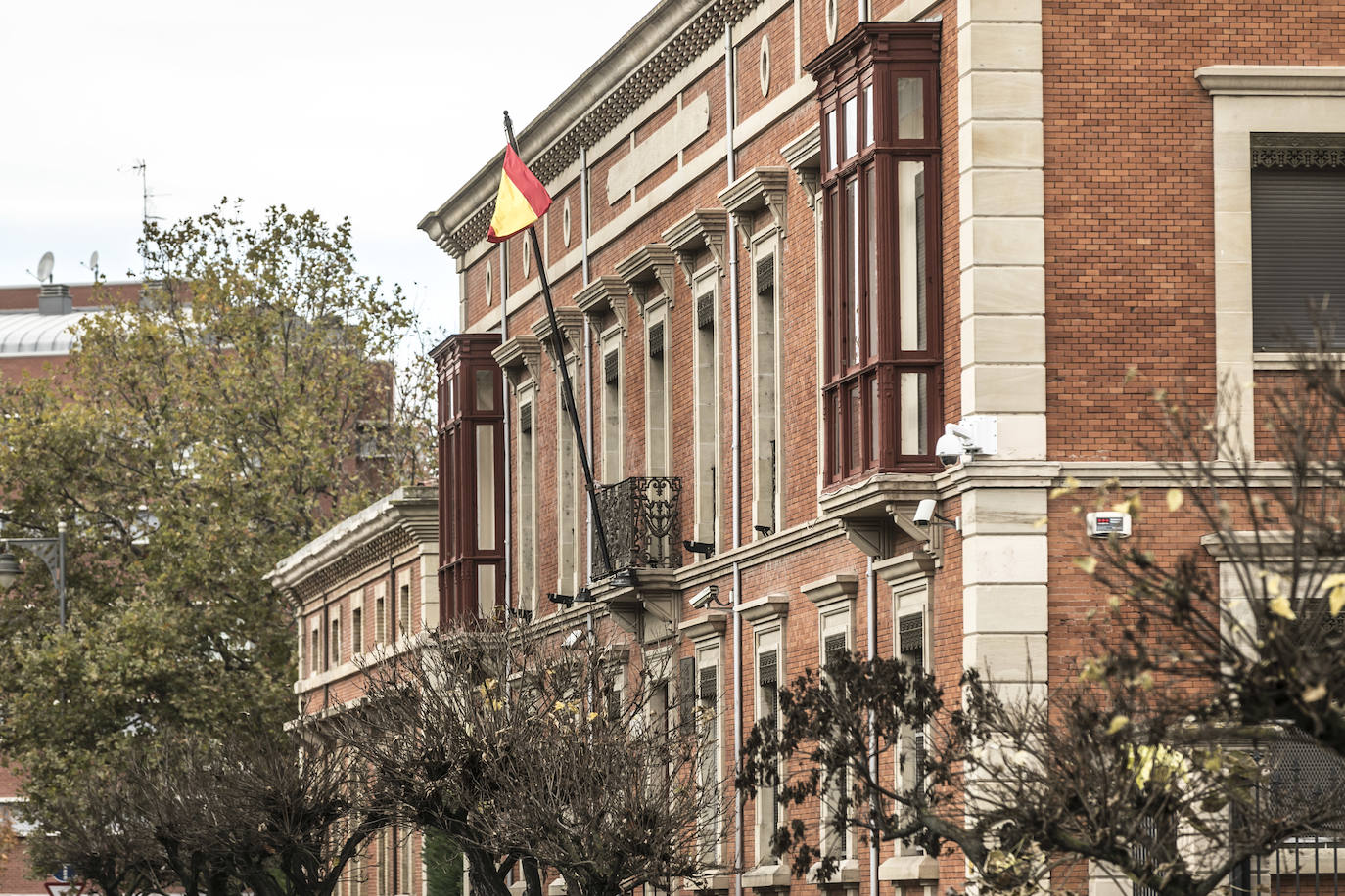 La sede de la Delegación de Defensa en La Rioja se repliega sobre un bloque en el centro de Logroño flanqueado por otros dos sin uso, vestigios del complejo militar que se ubicó en la zona. 