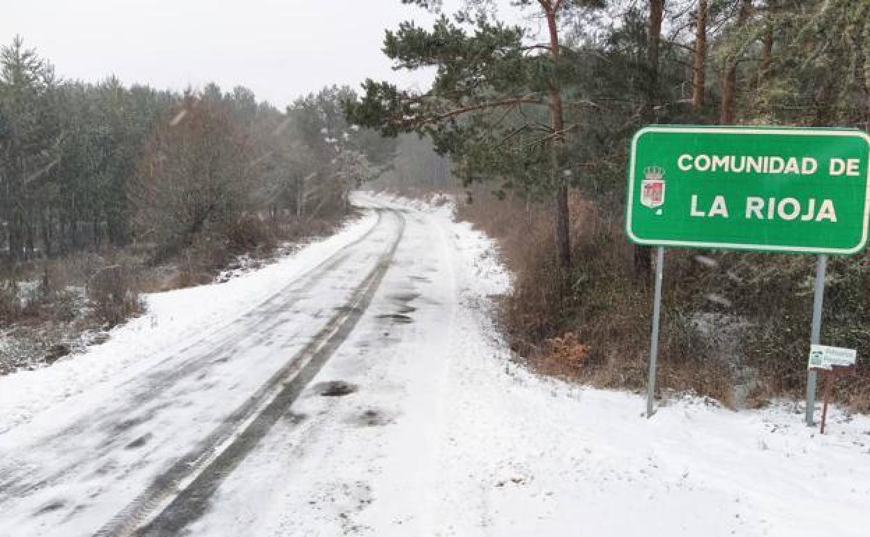 Imagen de archivo de una carretera riojana cubierta de nieve. 