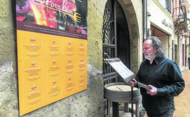 Ángel Martínez, en el restaurante El Portalón, en Portales. 