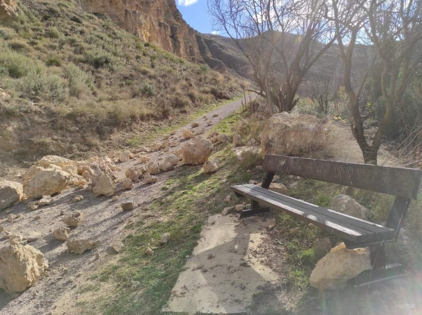 Piedras caídas al camino verde de Cervera. 