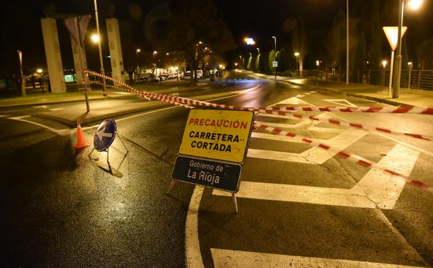 Corte de la carretera del Pozo Cubillas en Logroño, en la noche de este viernes.