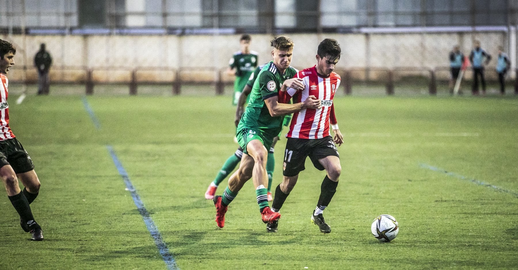 Un defensa del Osasuna B intenta frenar a Antonio, con el esférico. 