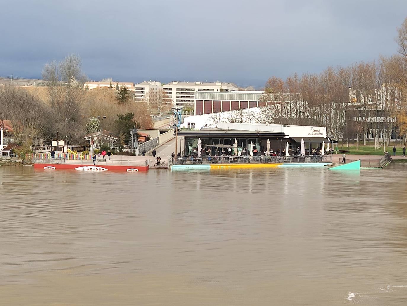 El embarcadero a ras