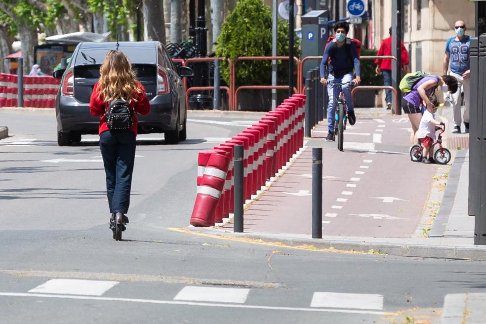 Patinetes eléctricos, bicicletas y coches, en Logroño. 