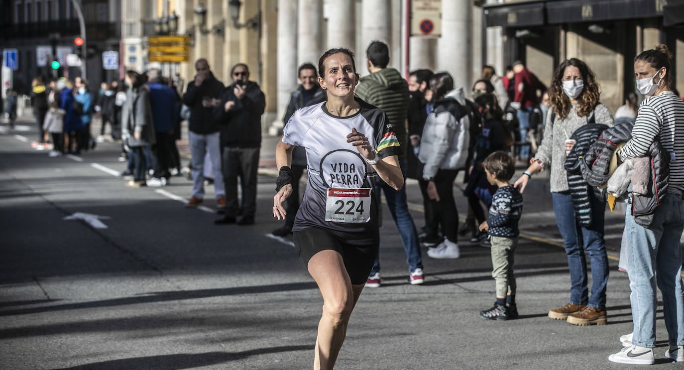 Fotos: La llegada a la meta en la Media Maratón de La Rioja