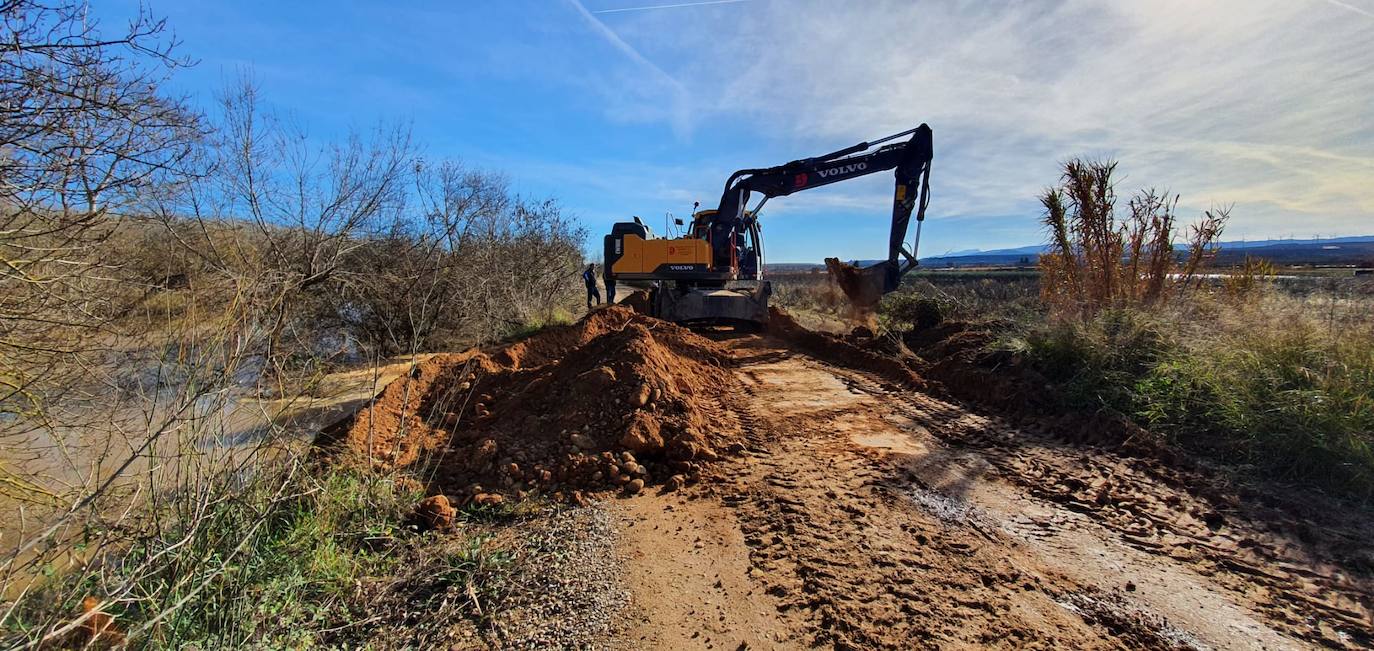 El Ayto de Calahorra ha cortado los accesos al caballon del Ebro, porque se están realizando trabajos de refuerzo. 