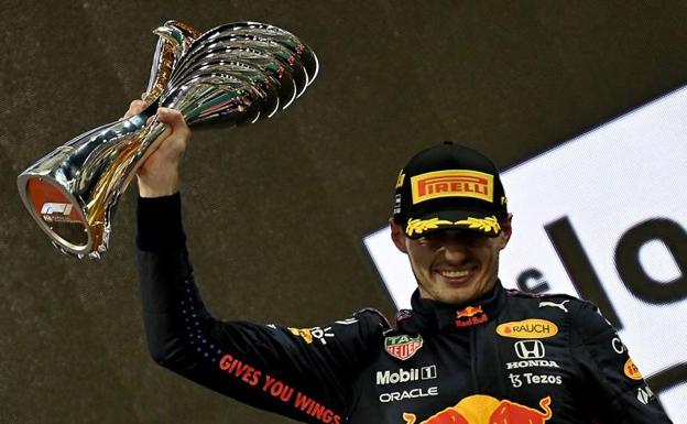 Max Verstappen celebra su victoria en Yas Marina y la consecución del título. 