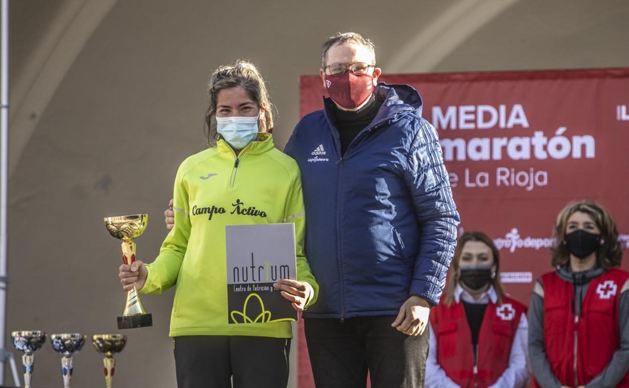 Susana Arrúa posa con su trofeo junto a Rubén Antoñanzas. 