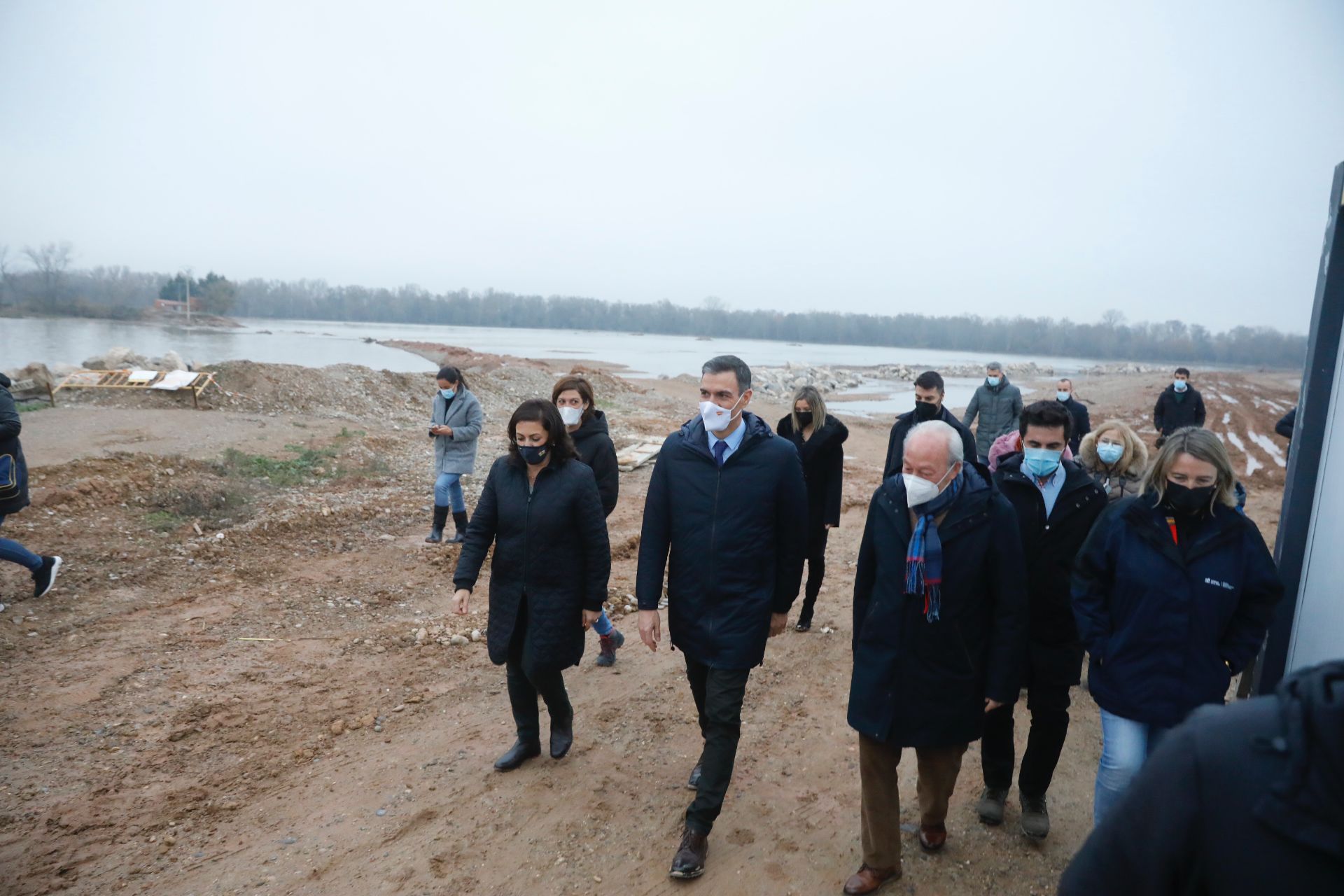 El presidente del Gobierno ha estado ocho minutos en la localidad riojana para comprobar sobre el terreno los efectos de la riada