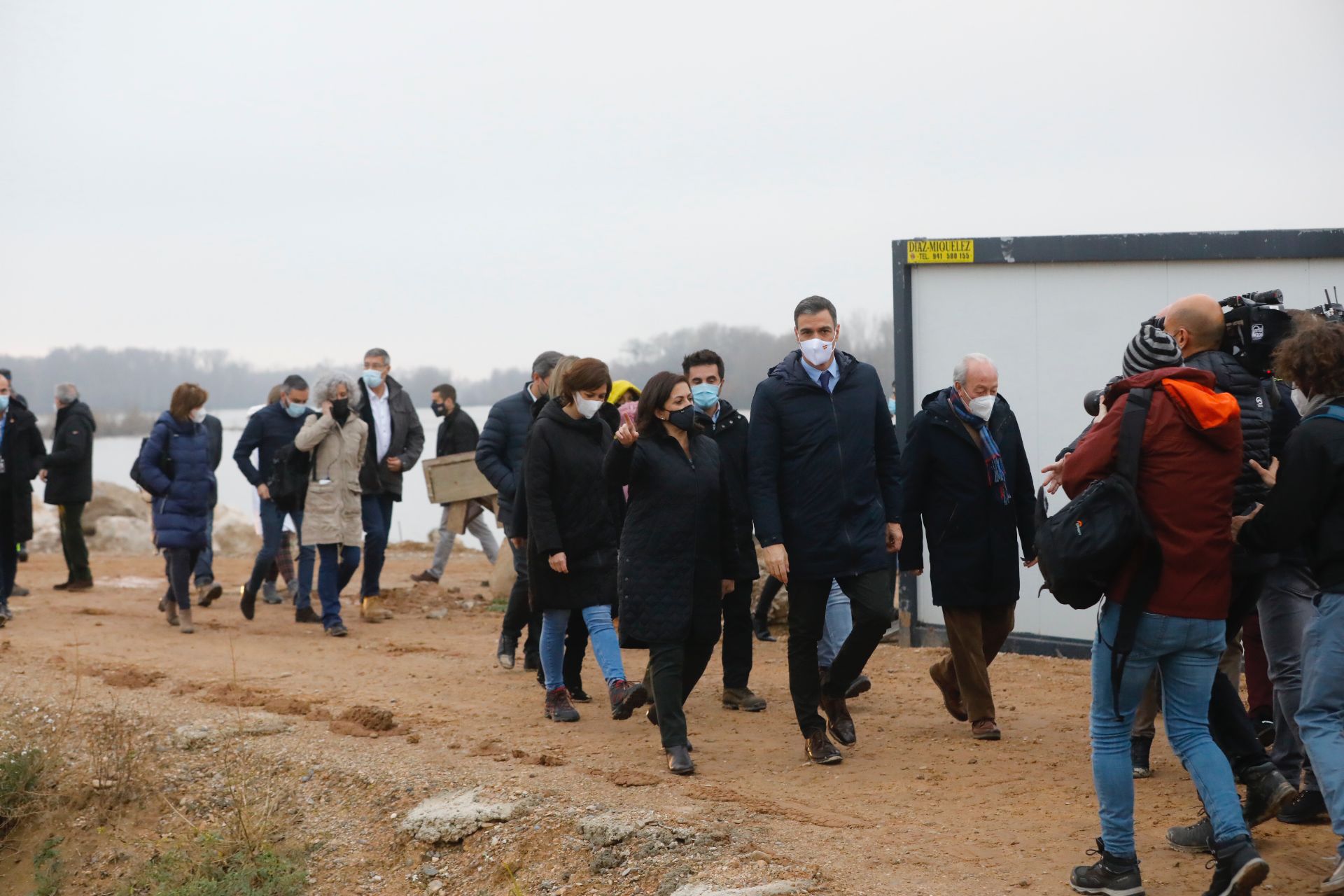 El presidente del Gobierno ha estado ocho minutos en la localidad riojana para comprobar sobre el terreno los efectos de la riada