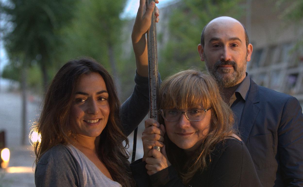 Isabel Coixet, junto al riojano Javier Cámara y Candela Peña, durante el rodaje de 'Ayer no termina nunca' (2013). 