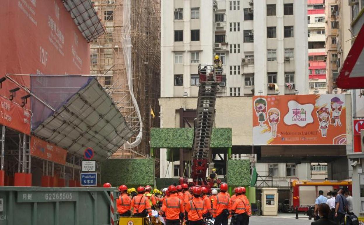 Servicios de rescate en el edificio de Hong Kong.