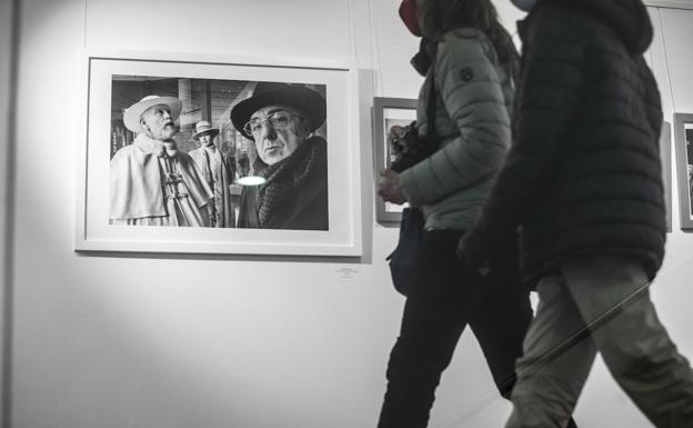 John Malkovich y Silvio Orlando, en un descanso de 'El nuevo papa'. 