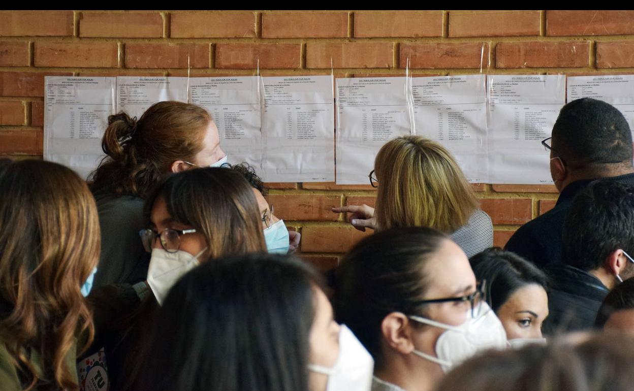 Opositores consultan las listas en una convocatoria de empleo. 