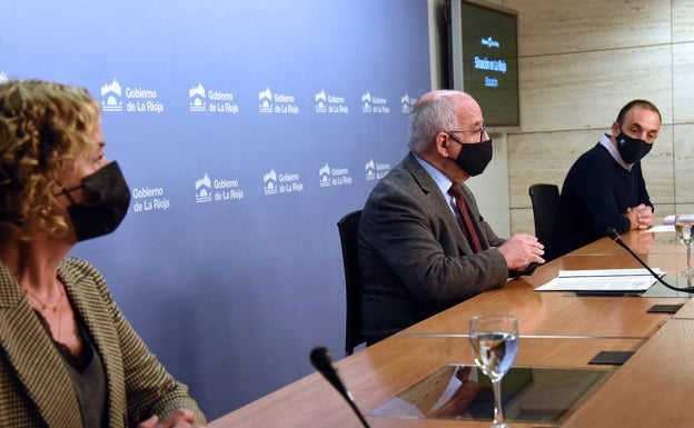 Pedro Uruñuela, en el centro de la imagen en una rueda de prensa de este viernes. 