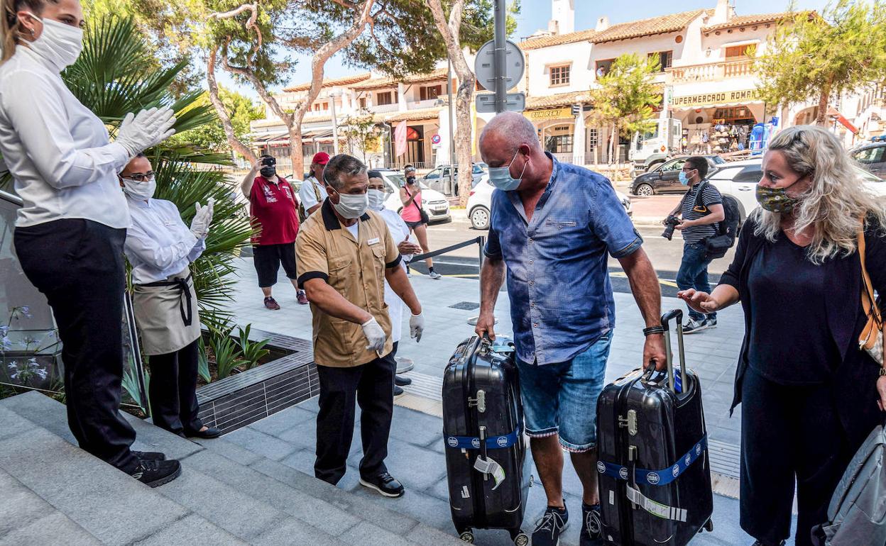 Turistas alemanes a su llegada a Palma en junio de 2020. 