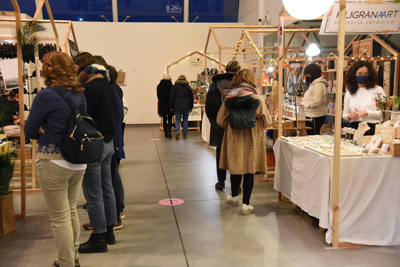 Productores y creadores venden sus productos de moda, alimentación 'gourmet' o diseño en el Museo Würth