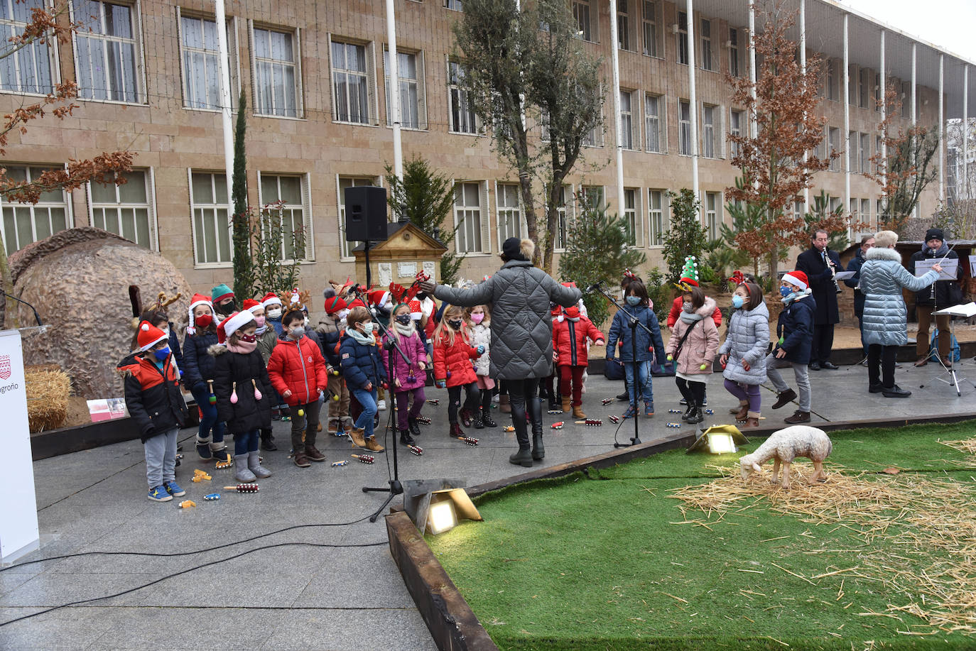 El nacimiento, situado en la plaza del Ayuntamiento de la capital riojana, se podrá visitar hasta el 7 de enero