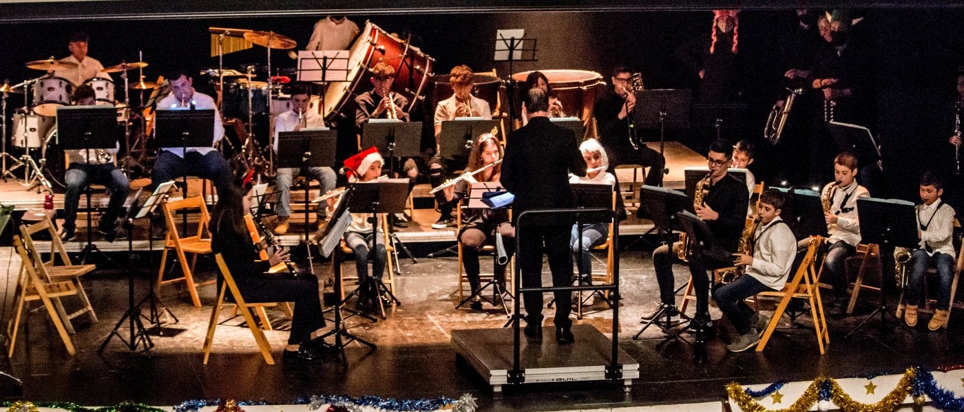 Alumnos de la minibanda de la escuela de música, durante el concierto del viernes. 