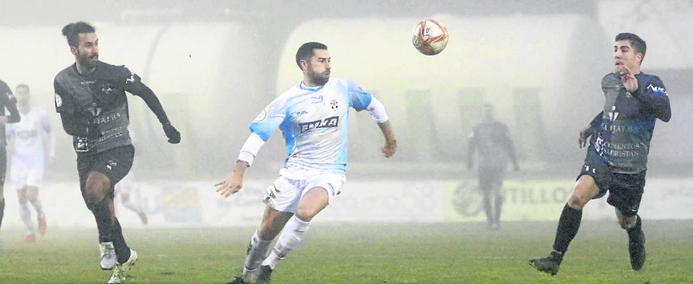 Un jugador del Arnedo intenta controla el balón en el partido de este sábado, en Sendero, contra el Varea.