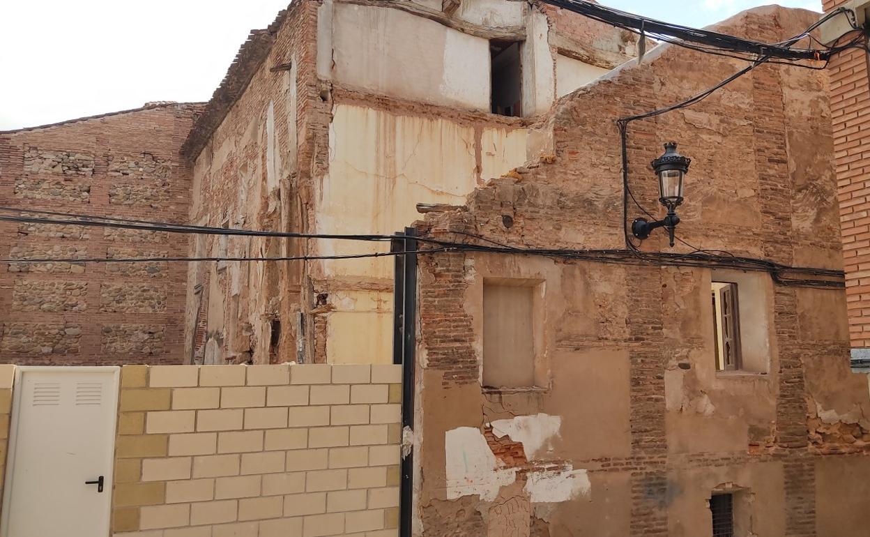 Estado en el que se encuentra la fachada lateral de la Casa Bobadilla. 