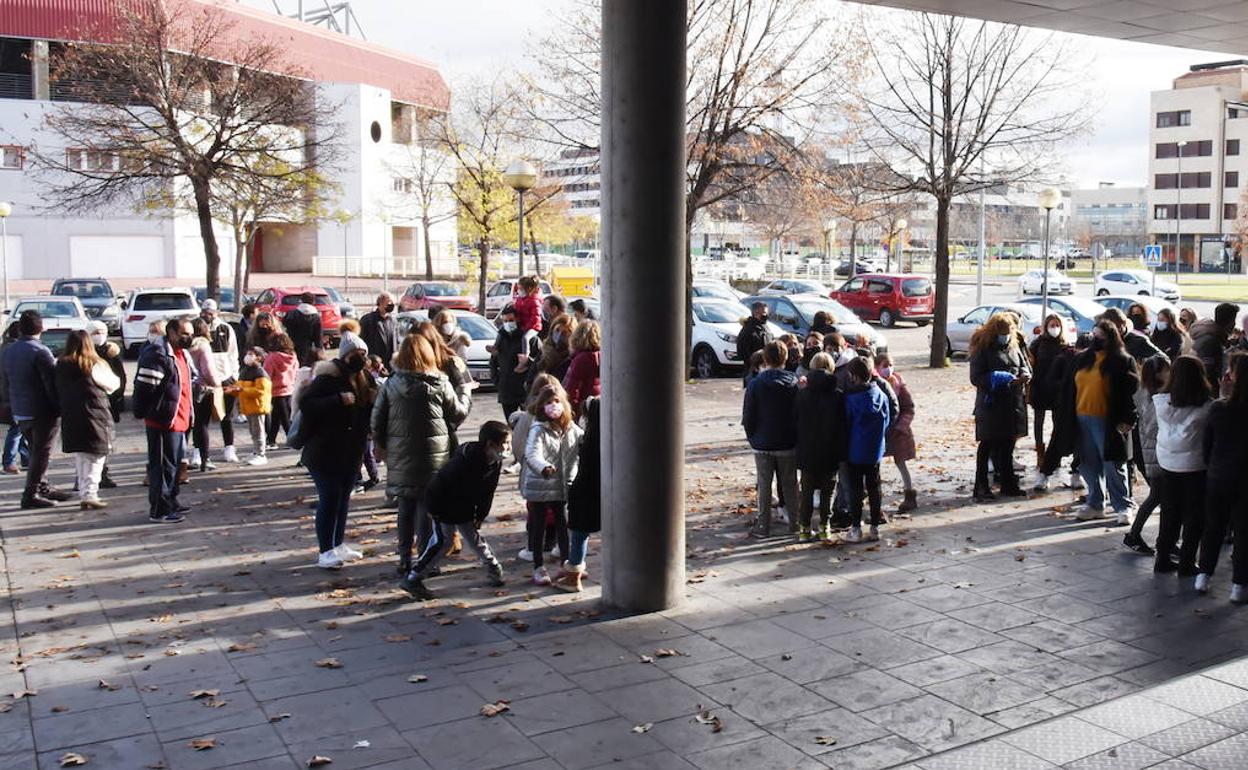 Escolares riojanos esperando una prueba PCR en el Palacio de los Deportes de Logroño. 