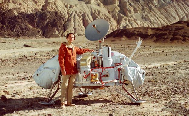 Carl Sagan, en el Valle de la Muerte (California) con una réplica a tamaño real de una de las Viking que aterrizaron en Marte en 1976.