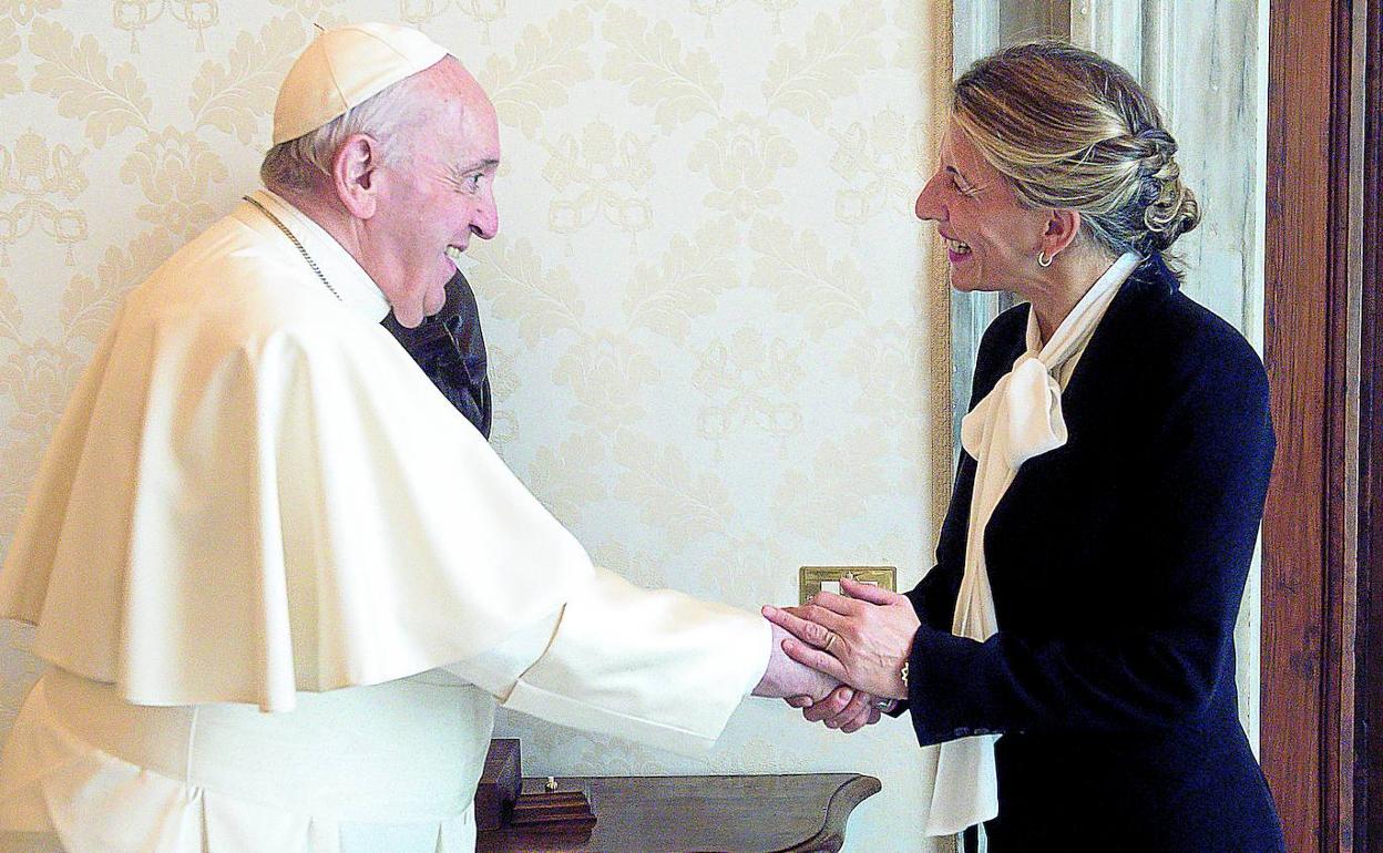 Yolanda Díaz apretando la mano derecha del pontífice. El Papa sabe a quién ha recibido, pero no le importa, juega fuerte. 