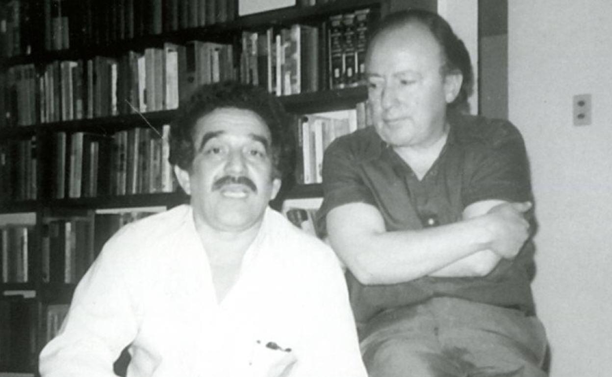 Augusto 'Tito' Monterroso (dcha.) junto a Gabriel García Márquez en una foto sin datar. 