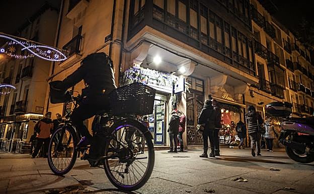 Filas ante una Administración de Lotería de Logroño. 